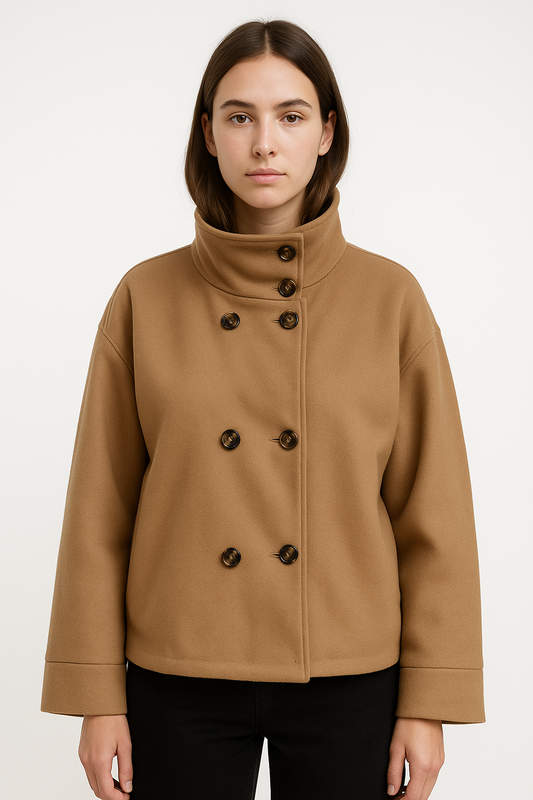 Krótki damski płaszcz ze stójką i podwójnym rzędem guzików w kolorze camel