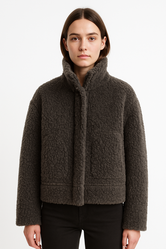 Damski płaszcz z stójką o miękkiej, pluszowej strukturze w ciemnym brązie