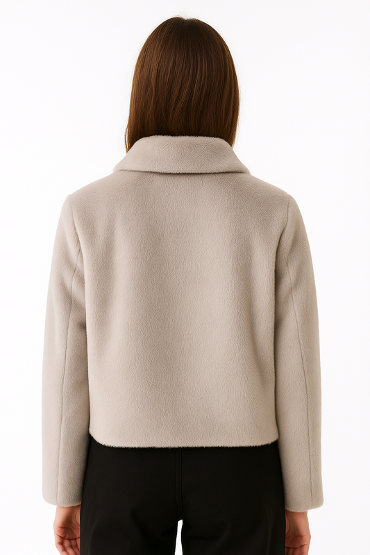 Krótki damski płaszcz z klasycznym kołnierzem w jasnoszarym kolorze