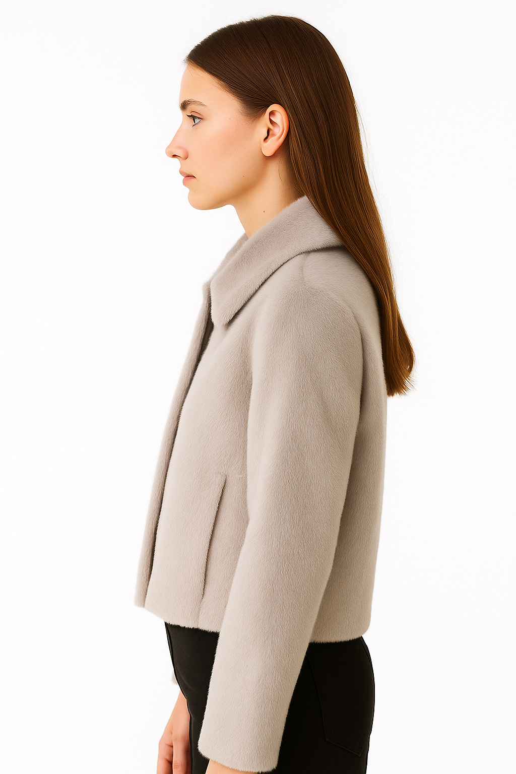 Krótki damski płaszcz z klasycznym kołnierzem w jasnoszarym kolorze