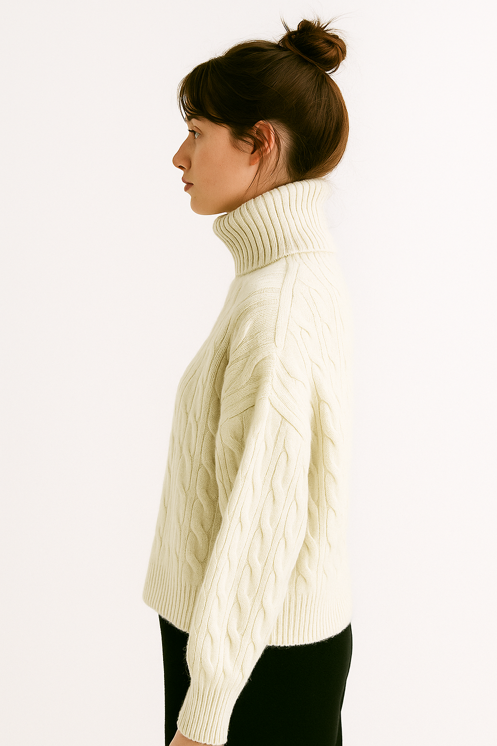 Damski, dzianinowy sweter z golfem i wzorem warkoczowym w kolorze kremowym