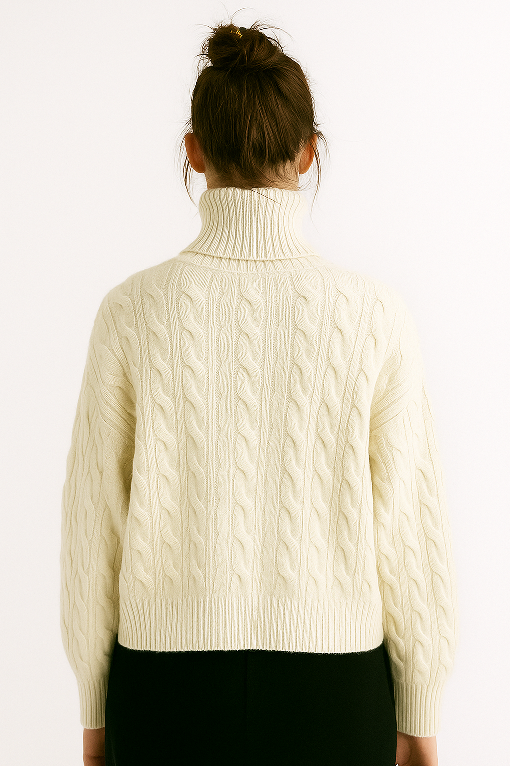 Damski, dzianinowy sweter z golfem i wzorem warkoczowym w kolorze kremowym