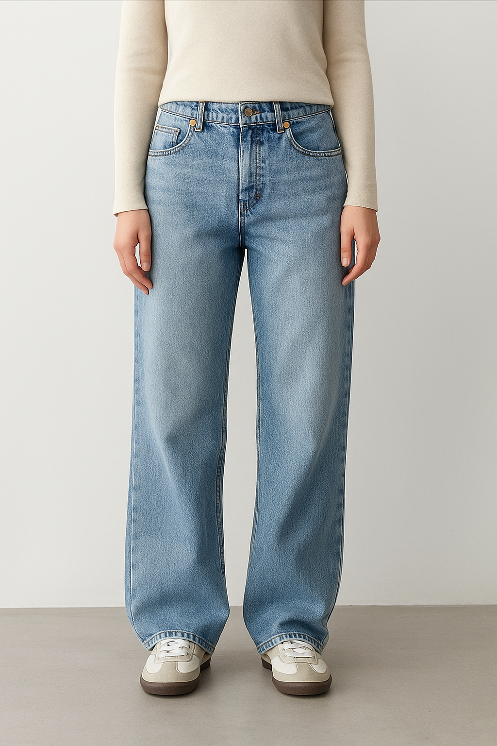 Niebieskie damskie jeansy z prostymi nogawkami i lekkim przetarciem