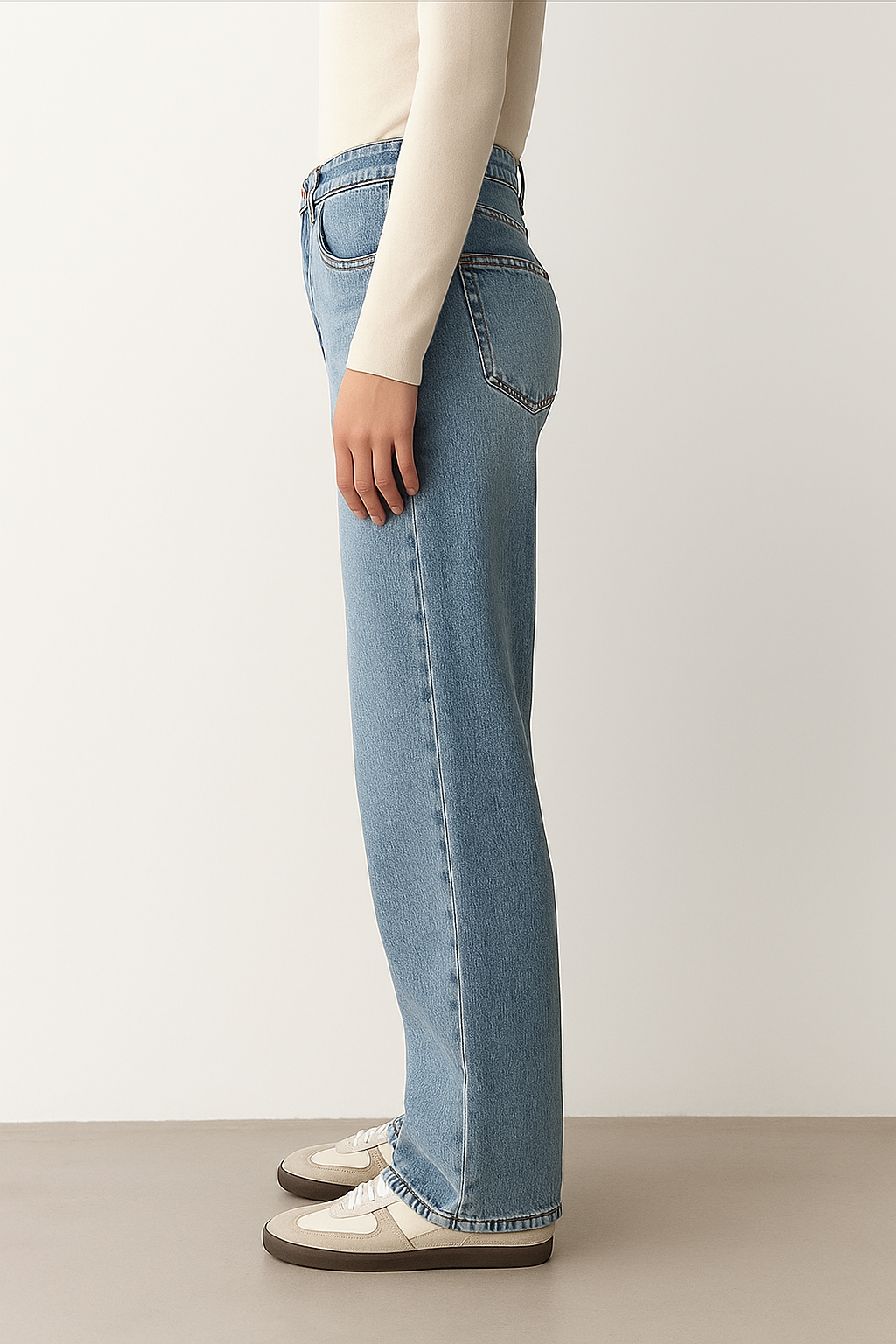 Niebieskie damskie jeansy z prostymi nogawkami i lekkim przetarciem