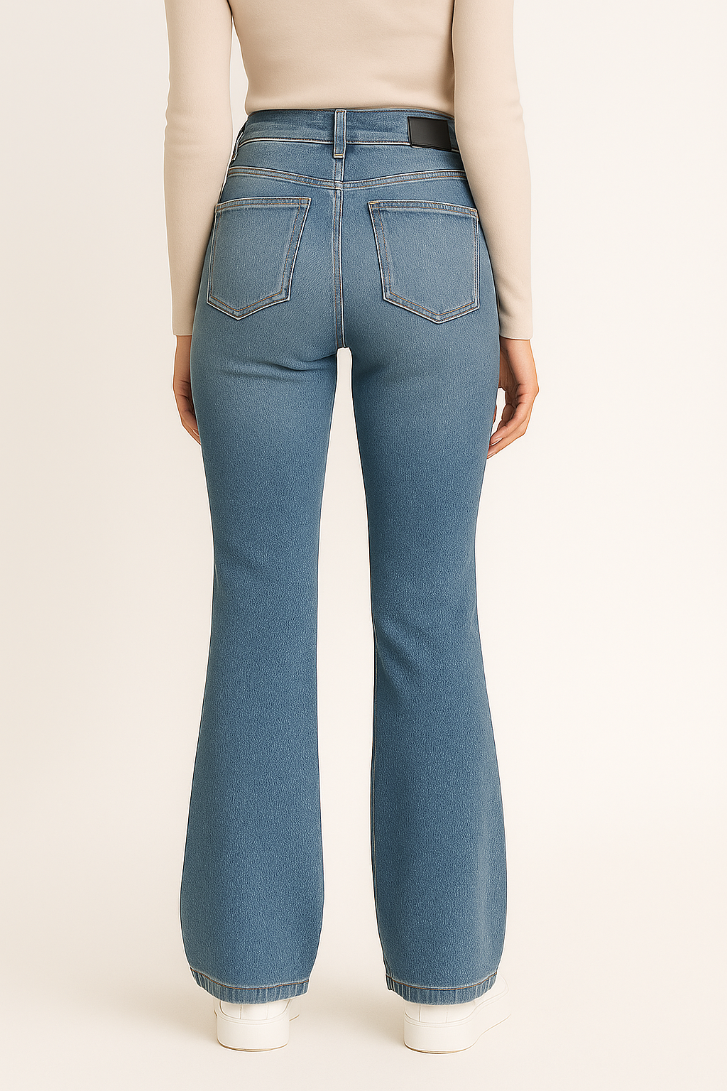 Niebieskie damskie jeansy z wysokim stanem i przeszywanymi zaprasowanymi fałdami