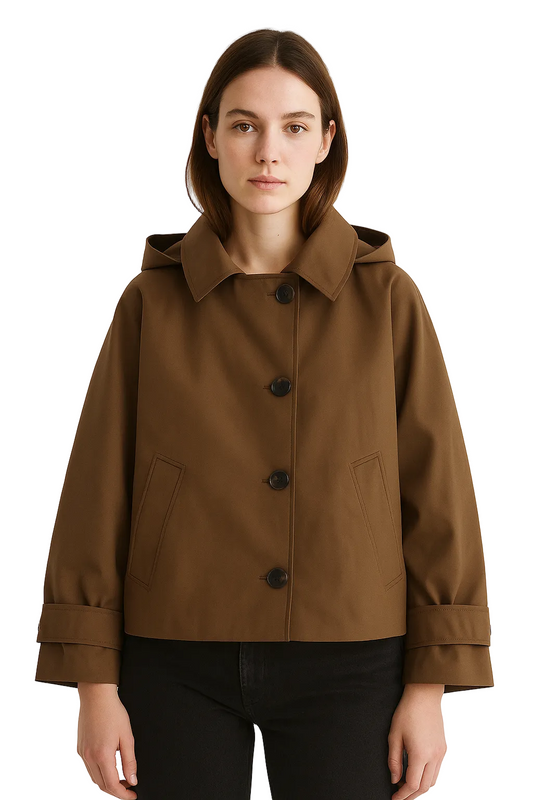 Damski krótki płaszcz w kolorze camel z wysokim kołnierzem